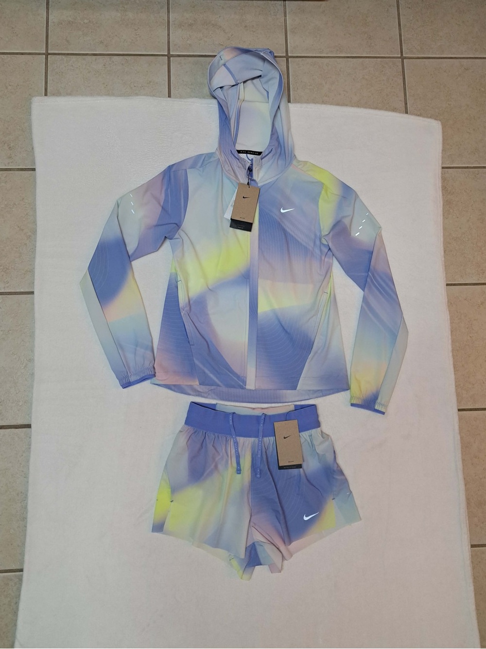 Nike Women's Swift Repel Packable Running Jacket and Shorts Set - XS